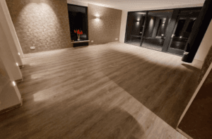 Houtlook PVC vloer met rechte planken in woonkamer