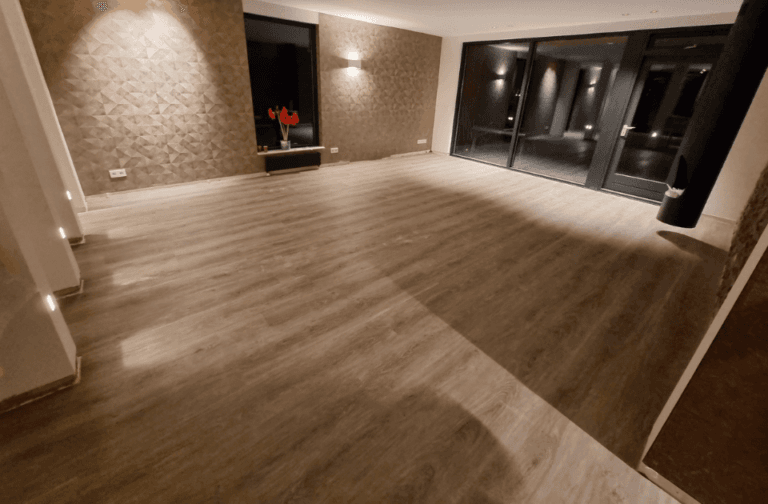 Houtlook PVC vloer met rechte planken in woonkamer