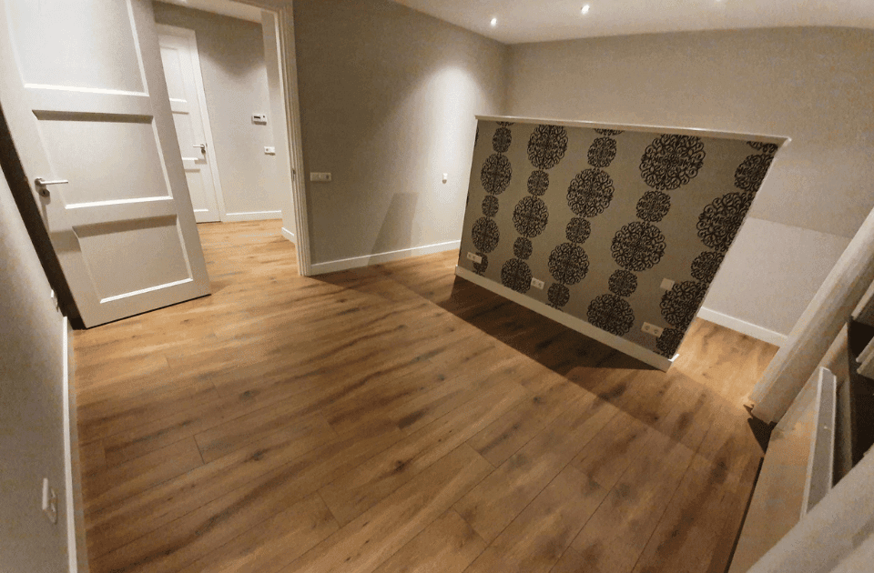 Houtlook PVC vloer met rechte planken in slaapkamer