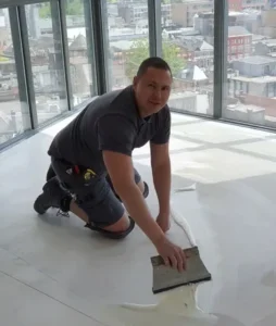 Vloerenspecialist van Modeco Vloeren aan het egaliseren