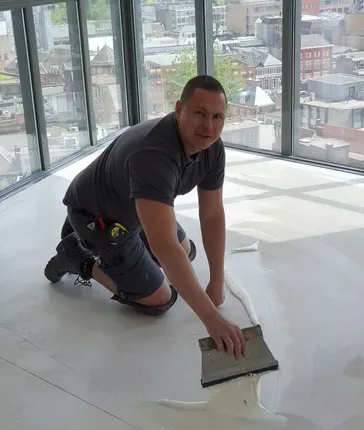 Vloerenspecialist van Modeco Vloeren aan het egaliseren