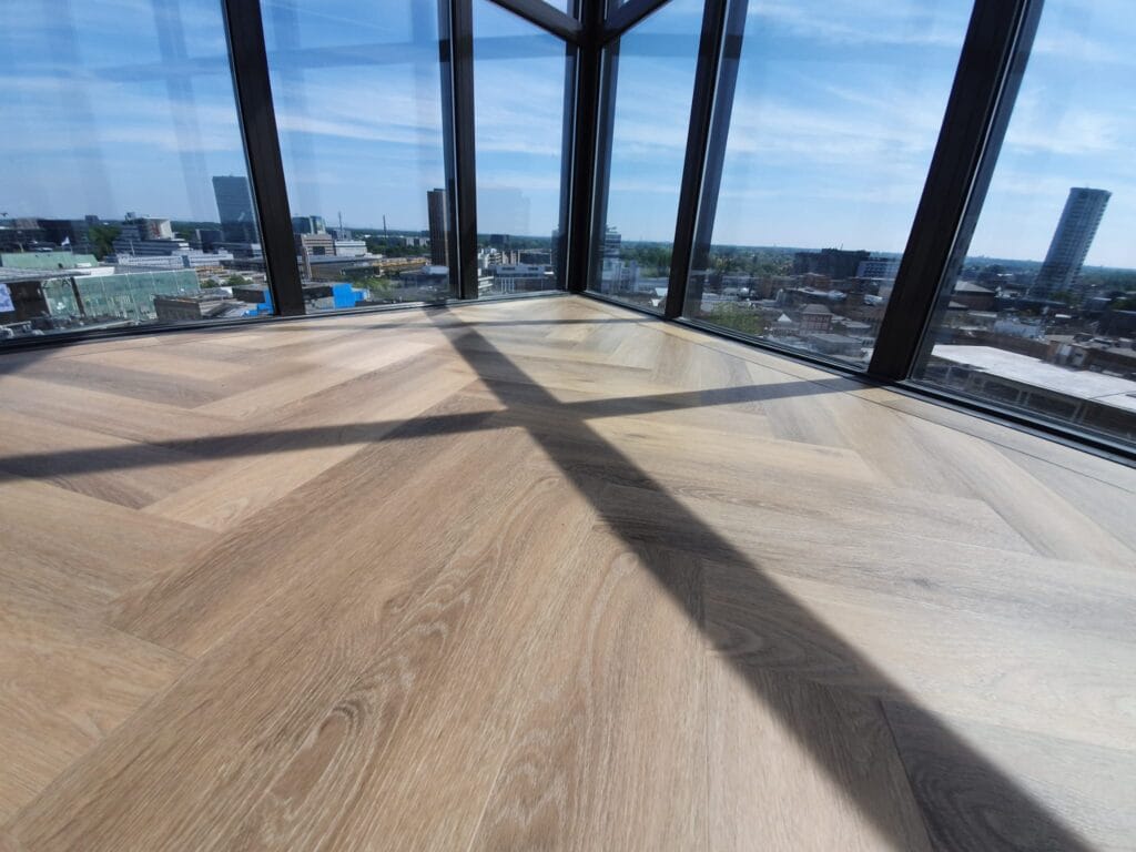 PVC visgraat vloer in moderne woonkamer in Eindhoven