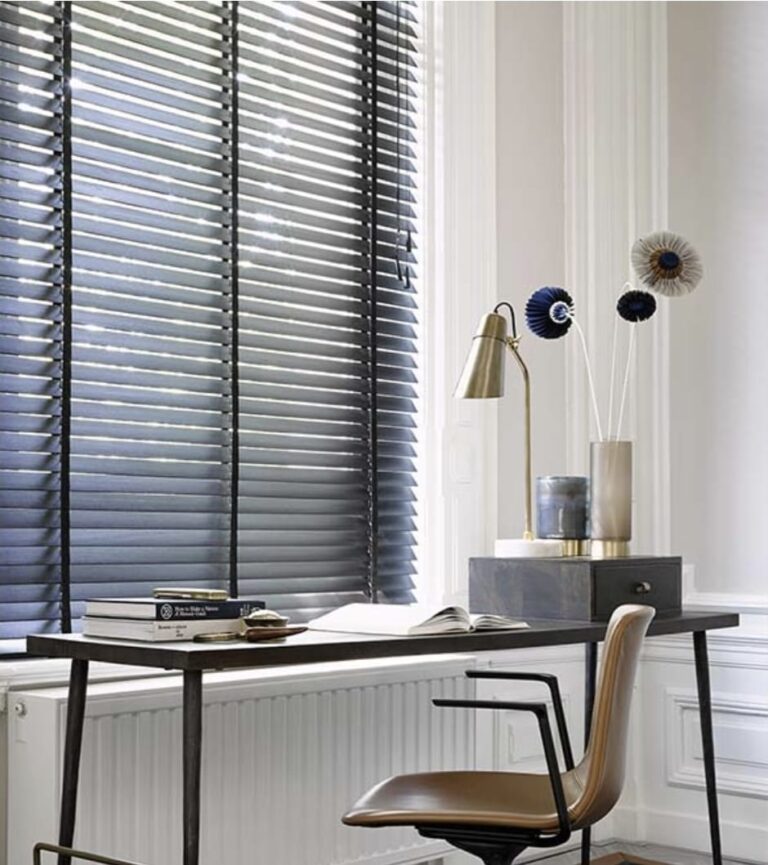 Aluminium jaloezieën in thuiskantoor Tongelre, Eindhoven – minder schittering op scherm