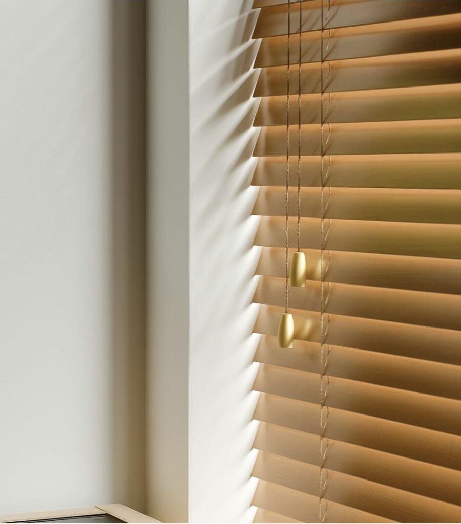 Zwarte aluminium jaloezieën in badkamer Gestel, Eindhoven – privacy en stijl