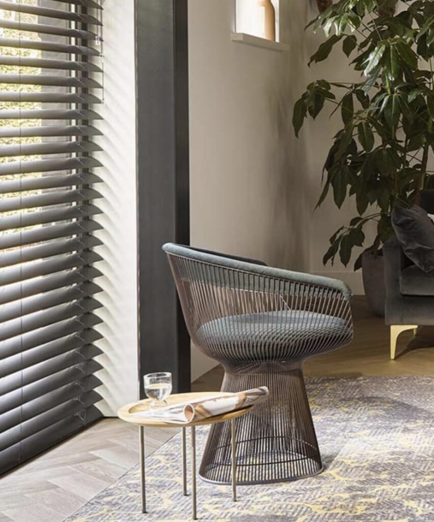 Aluminium jaloezieën 25 mm in woonkamer Woensel, Eindhoven – strak licht en privacy