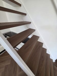 Kosten trap bekleden met PVC: prijzen en berekening